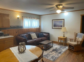Ozark Hills Lodge Dogwood Suite-pet friendly, 2 miles from Bennett Springs